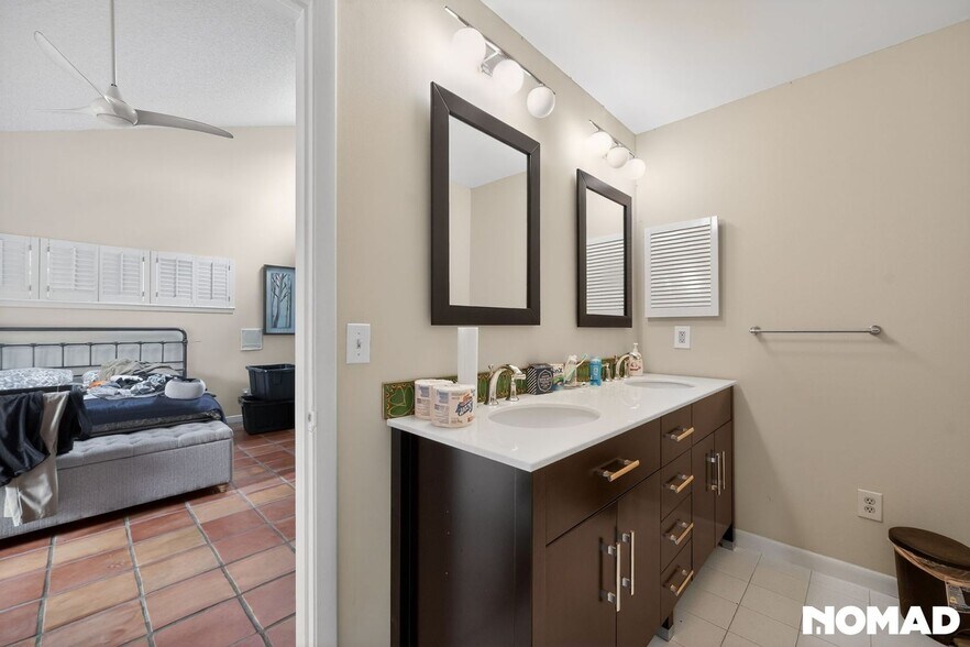 Building Photo - 5314 Oak Bay Dr E