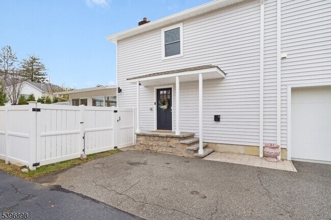 Building Photo - 17 Lathrop Ave