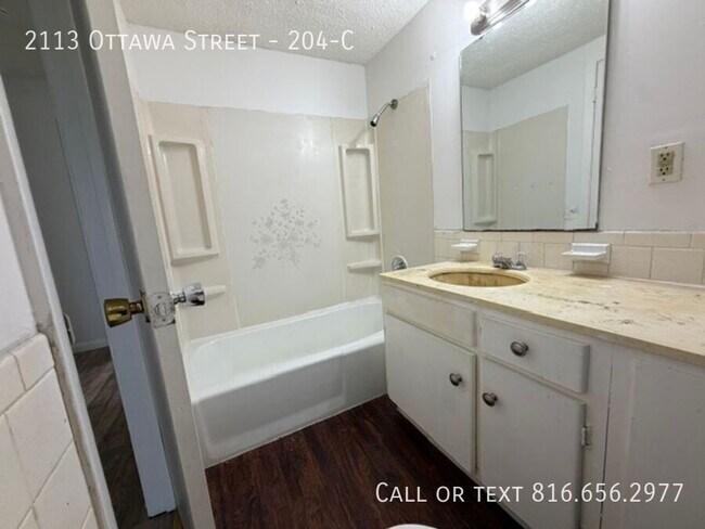 Building Photo - 2113 Ottawa St