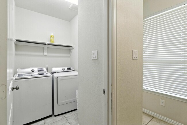 Building Photo - 1627 Northwood Springs Dr
