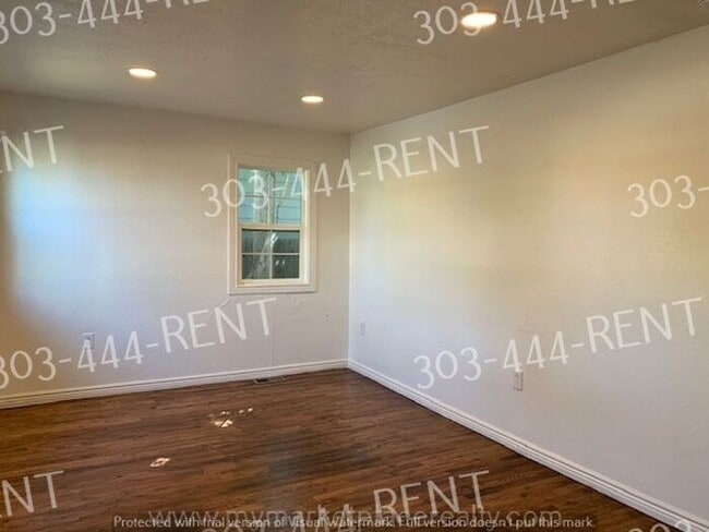 Building Photo - 3 bedroom & 1 bathroom beautiful home! Ready to see now!