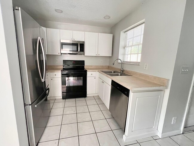 Building Photo - 13984 Morning Glory Dr