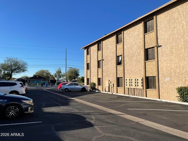 Building Photo - 602 E Townley Ave