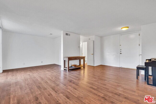 Building Photo - 100 S Doheny Dr