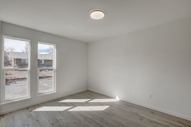 Building Photo - 2 bed 1 bath Fully Renovated Apartment in ...