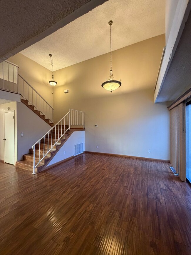 Building Photo - 2323 Easthills Dr