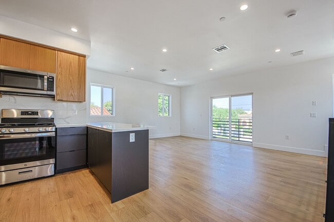 Building Photo - 2851 S Victoria Ave