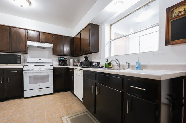 Building Photo - Warm and Welcoming Fully Furnished 2BR/1BA...
