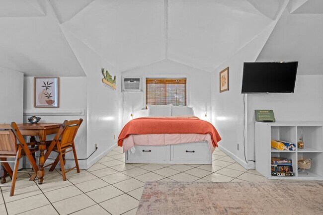 Building Photo - 912 Little Bay Ave