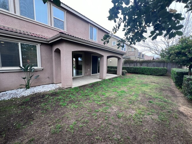 Building Photo - $2,695 Ashlan & Dewolf, 4 bedroom - Buckin...