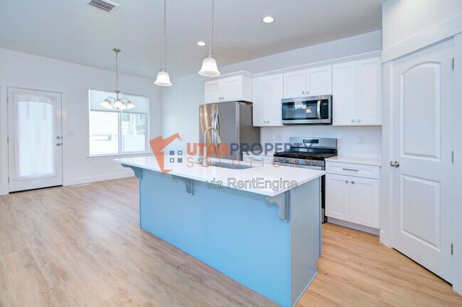 Building Photo - 1316 Dawes Wy