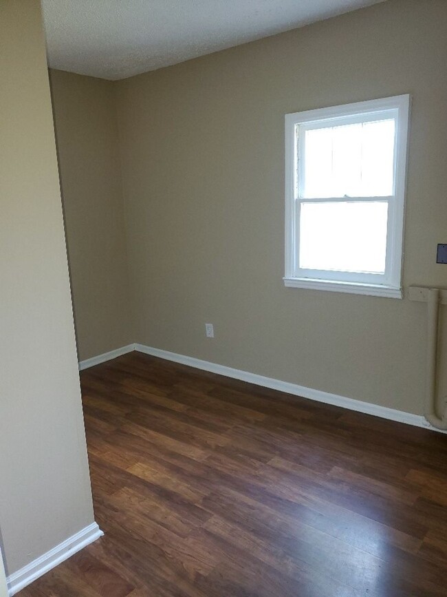 Building Photo - Cute & Cozy 2 Bedroom 1 Bath Apartment  Do...