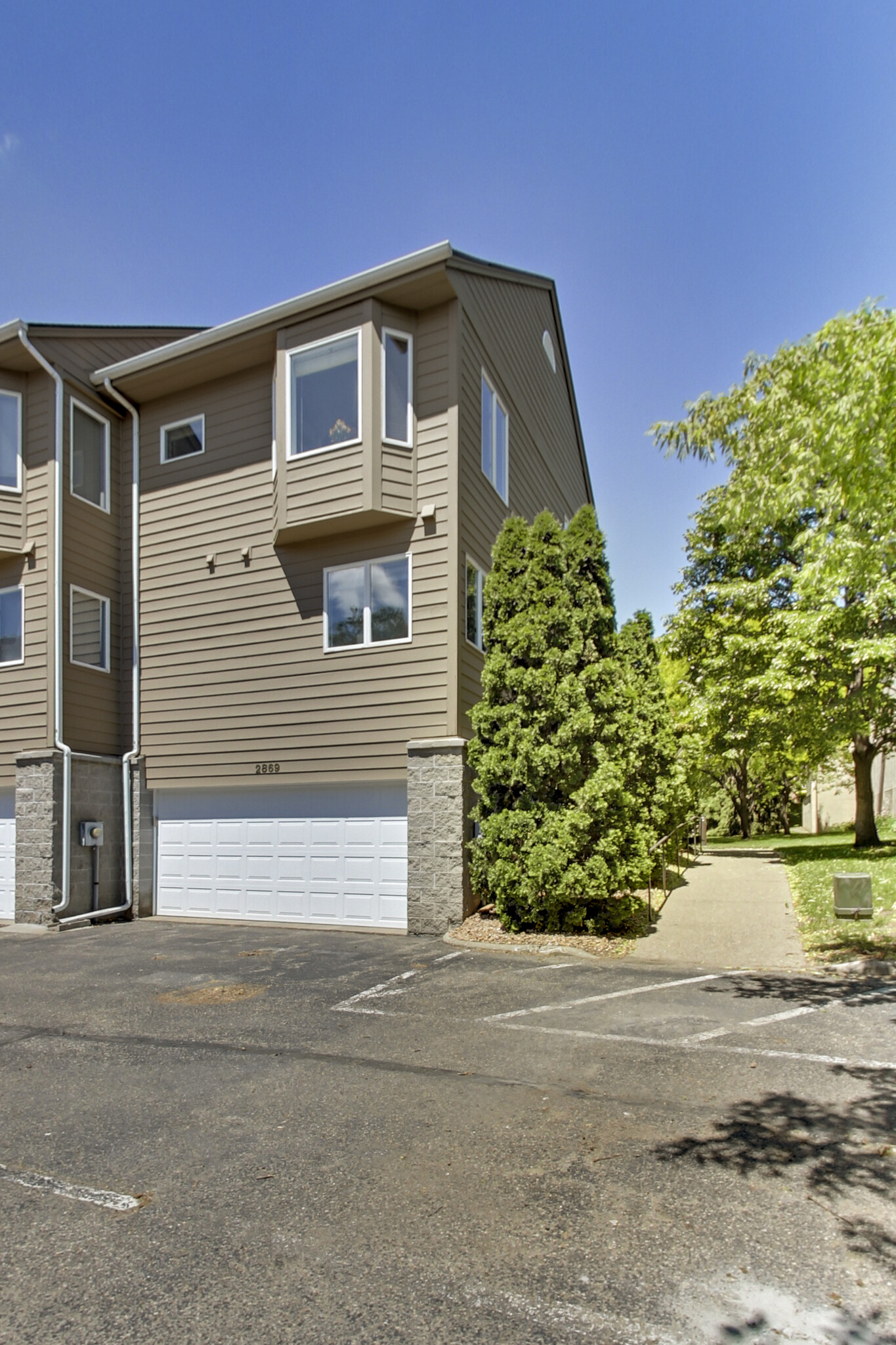 Building Photo - 2869 Kenwood Isles Dr