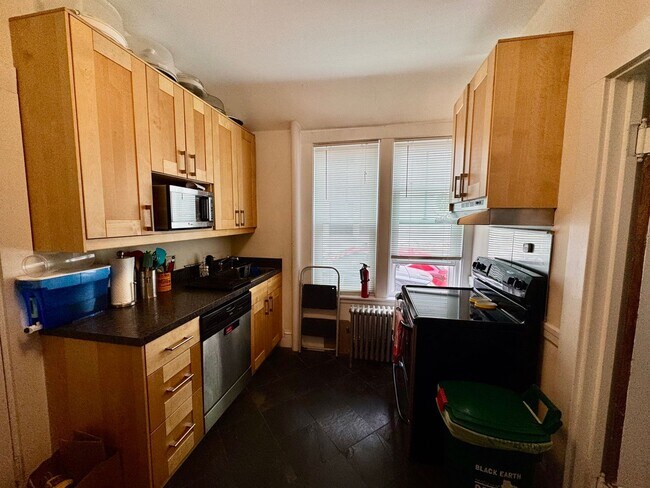Building Photo - EXTRA LARGE BROOKLINE 2 BED/1.5 BATH ~ 1350 SQ FT!   W/D IN-UNIT, PARKING AVAILABLE