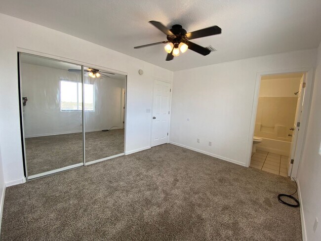 Building Photo - Great 3 Bedroom Home in Golden Valley on Pavement!