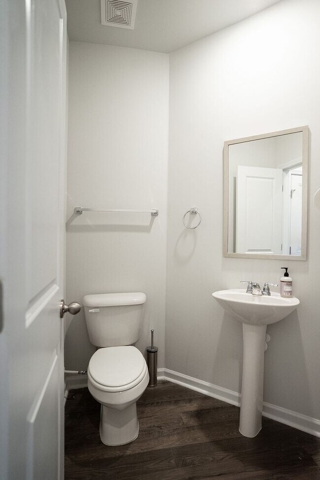 Building Photo - 950 Quaint Parish Cir