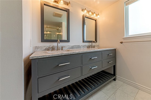 Building Photo - 670 S Oakhaven Ave