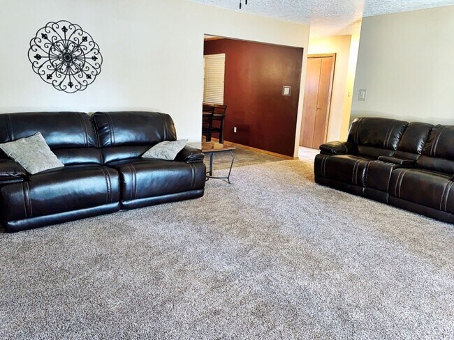 Building Photo - 3 Bedroom, 2 Bath, 2 car garage