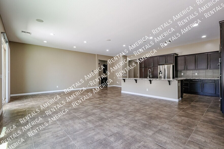 Building Photo - 3325 E Coconino Dr