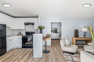 Building Photo - 4233 Brownsboro Rd