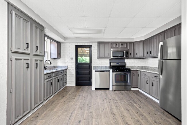 Building Photo - Stunning 3 bedroom home in Carrick available May 15!