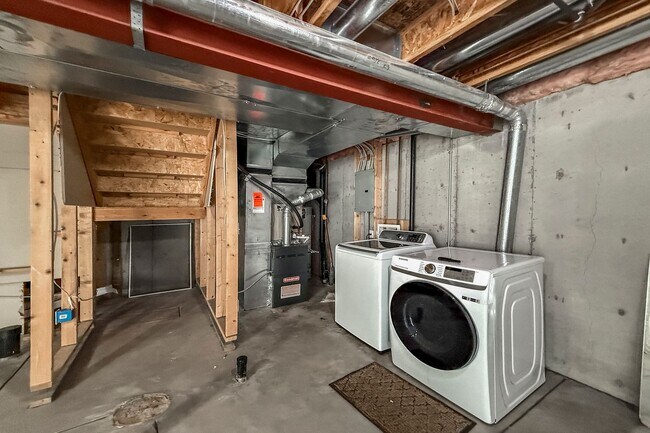 Building Photo - IMMACULATE 2 BED/1.5 BATH TOWNHOME IN LONGMONT - AVAILABLE NOW!