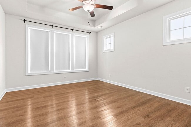 Building Photo - 5 bedroom 3.5 bath home in desired community