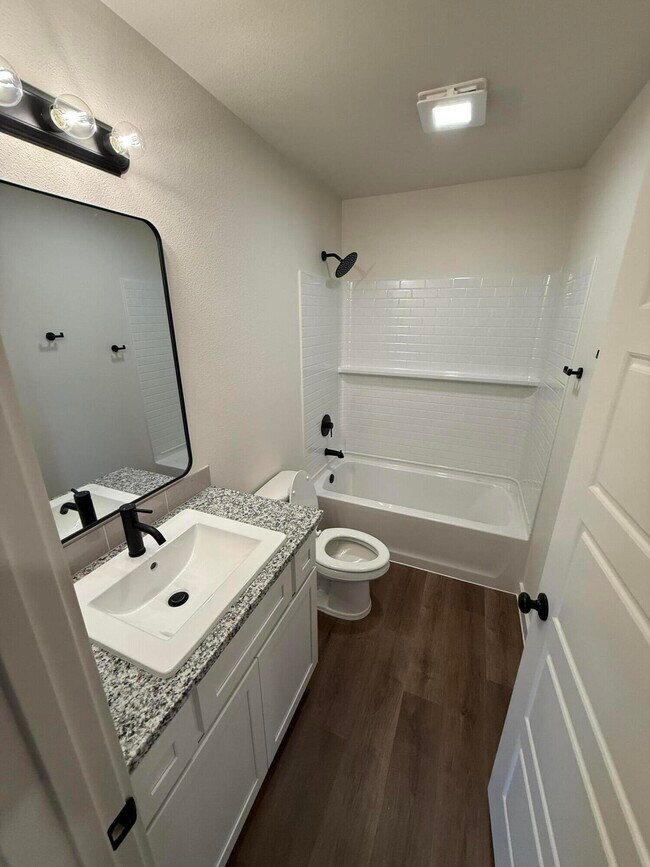 Building Photo - 1305 N Chicago Ave