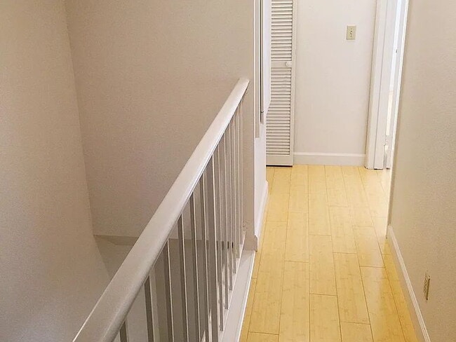 Building Photo - Welcome home to this bright, spacious, top-floor unit in a highly desirable community