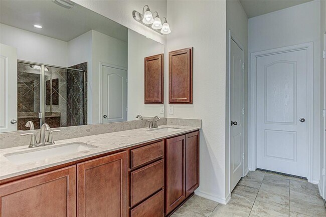 Building Photo - 339 Alamosa Dr
