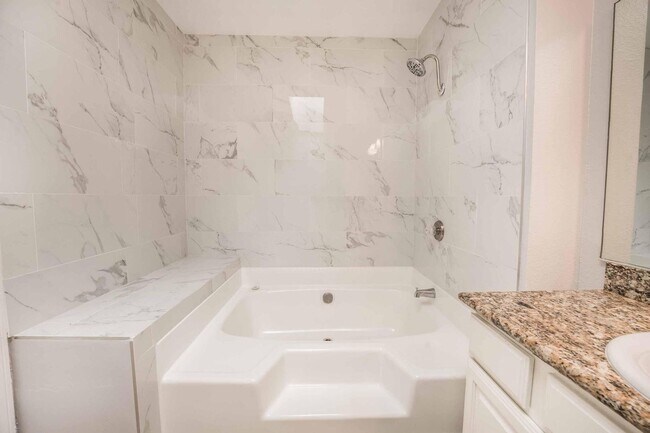 Building Photo - Beautiful 2 bed, 2 bath condo ready to mov...