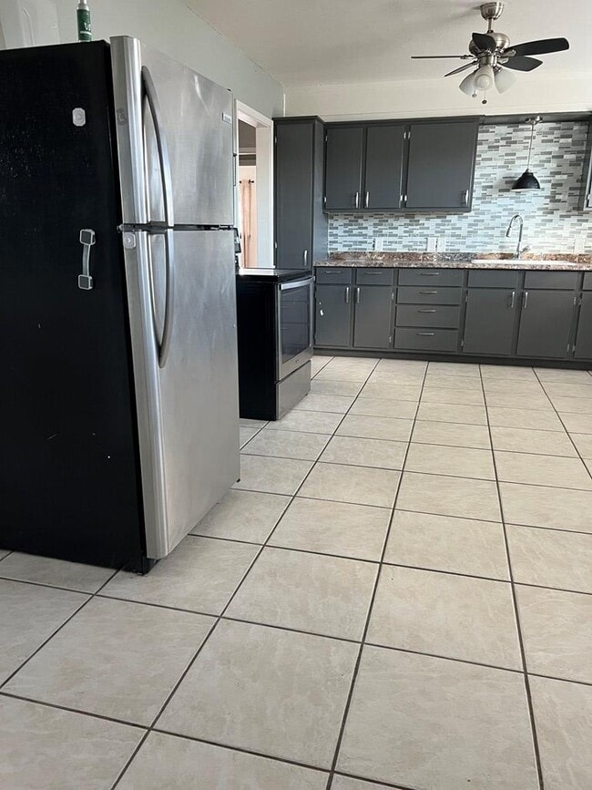 Building Photo - 1110 E 42nd St