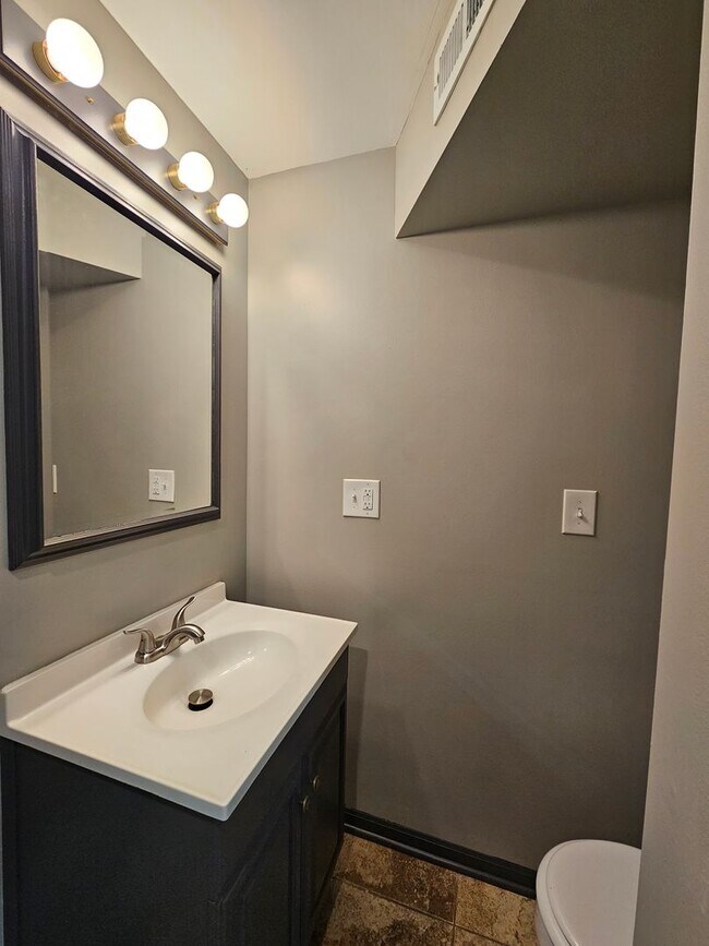 Building Photo - Spacious and Renovated 3 Bedroom Home