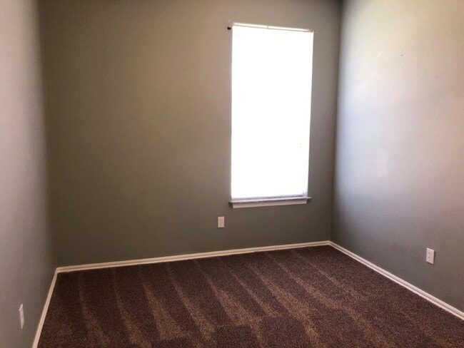 Building Photo - $200 off your move in by May 15th! Located in Edgewood Manor and in Mustang School District!, Nea...