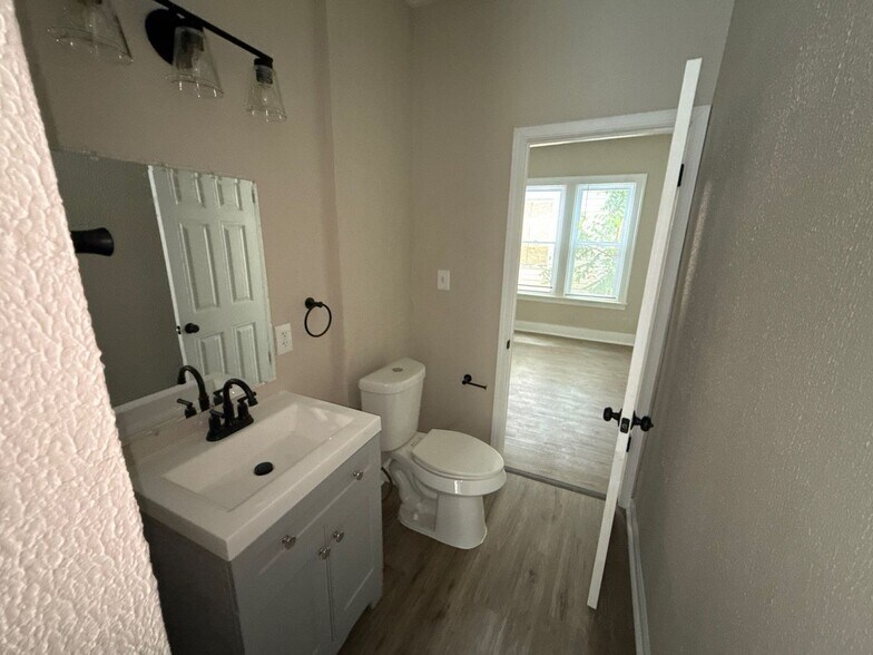 Building Photo - This beautifully updated 3-bedroom, 1-bath single-family home is ready for move-in!