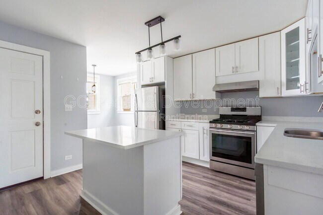 Building Photo - 2928 N Ridgeway Ave