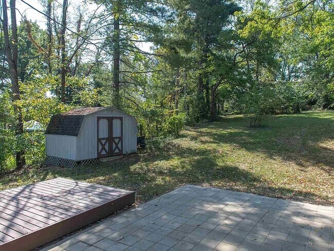 Building Photo - 2536 E 8th St