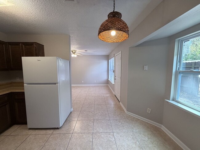 Building Photo - 2 Bedroom 1 Bath in Milton Available for Rent!