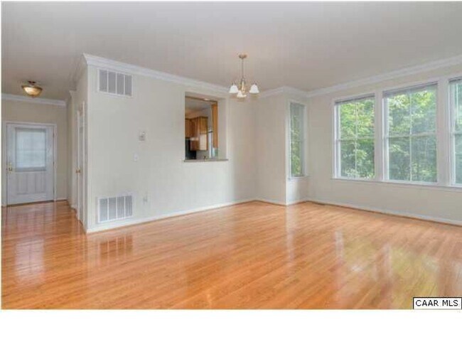 Building Photo - Spacious 3 Bedroom Townhouse Close to Down...