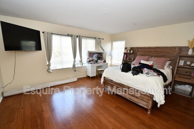 Building Photo - 371 Huerta St