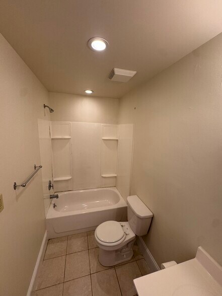 Building Photo - 2714 E County Line Rd