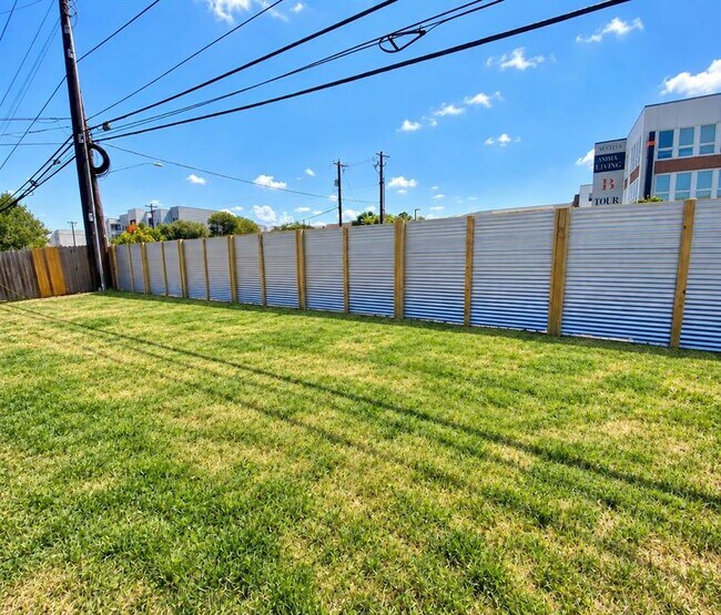 Building Photo - 5503 Basswood Ln
