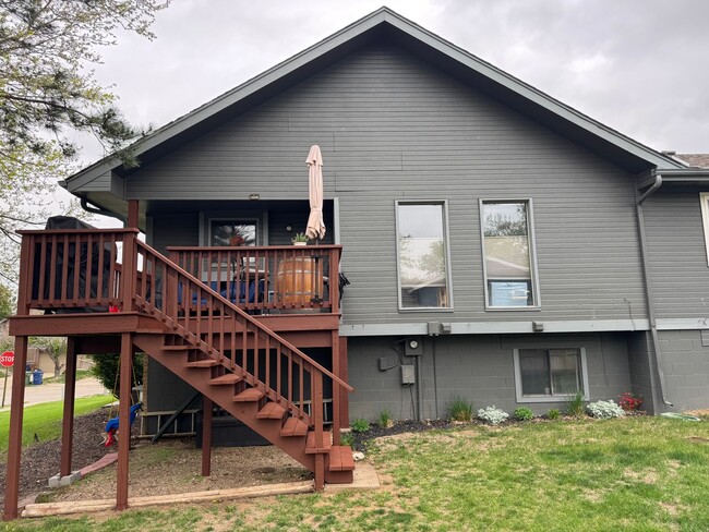Building Photo - Spacious Corner Townhome with Private Yard...