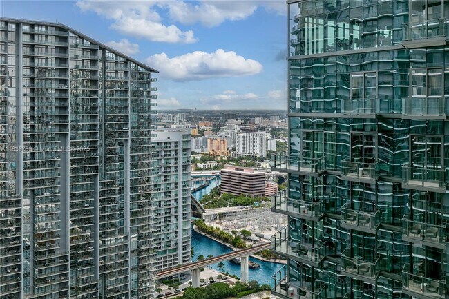 Building Photo - 801 S Miami Ave