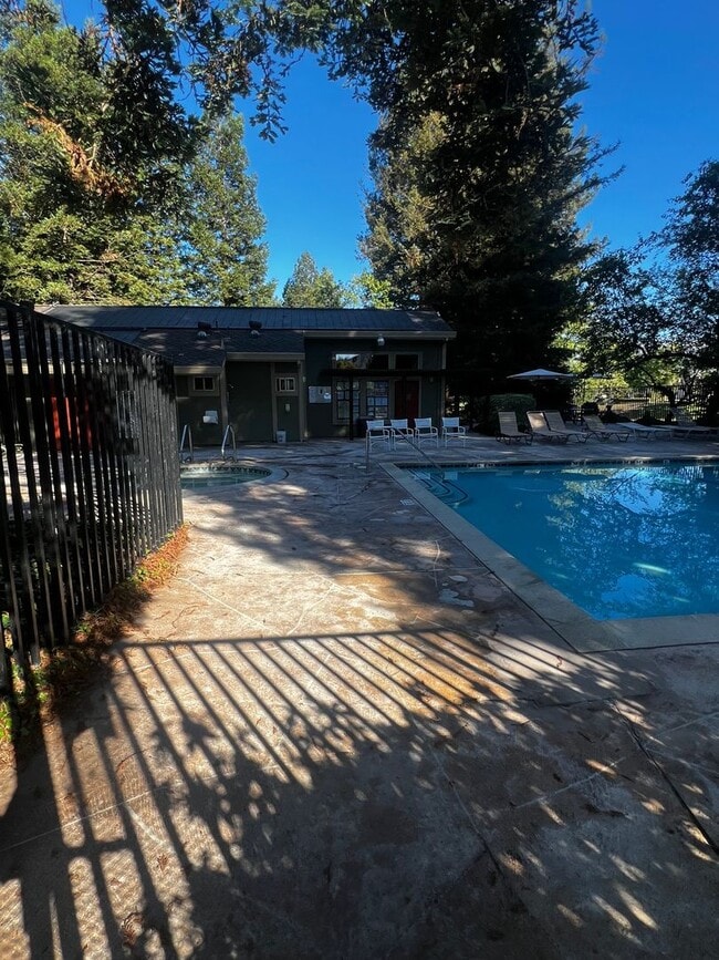 Building Photo - 3 Bedroom/2 Bathroom Single Story Home In ...