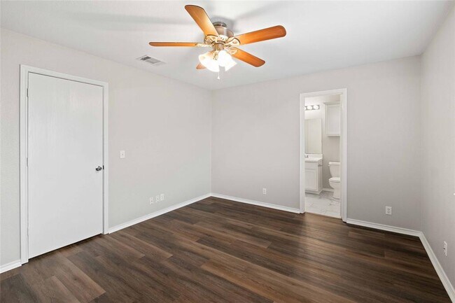 Building Photo - 112 Ames Cove