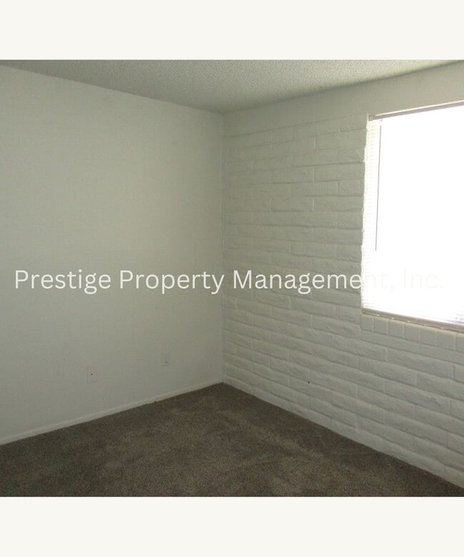 Building Photo - Check Out This 3/2 South-East Side Charmer!