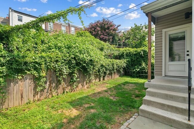 Building Photo - 125 Sumac St