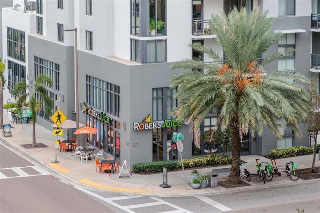 Building Photo - 1120 E Kennedy Blvd