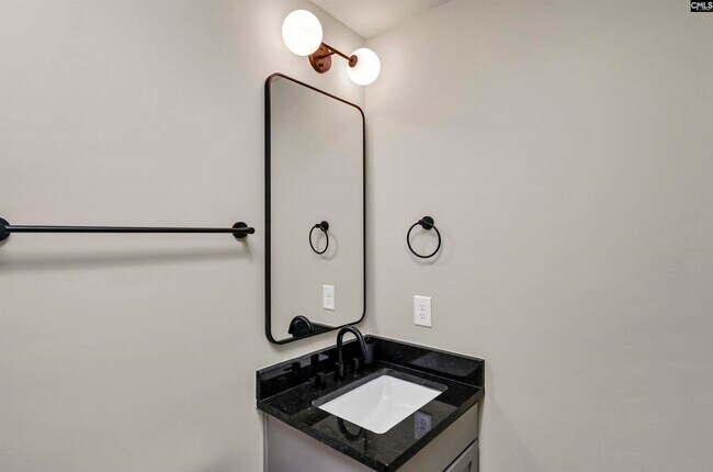 Building Photo - 816 Shull St